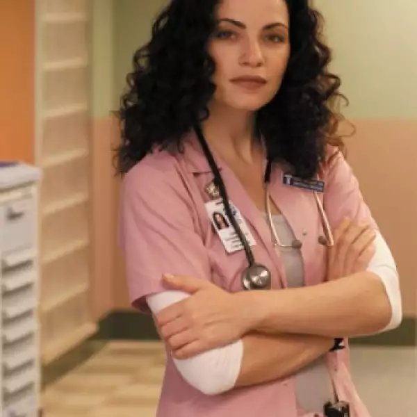 En 1994, Julianna Luisa Margulies fue elegida para un papel en el episodio piloto de ER con un personaje que intentó suicidarse. Debido a la respuesta positiva, Julianna continuó interpretando a Carol Hathaway durante 136 episodios.