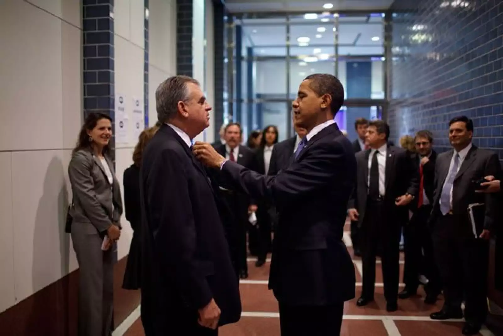 Obama le arregla la corbata al secretario Ray LaHood mientras se preparan para dar un anuncio en el Departamento de Transporte, en Washington, D.C.