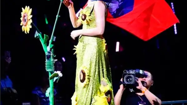La cantante lució durante su presentación un vestido de girasoles y la bandera de Taiwán, símbolos de la lucha de este país contra China.