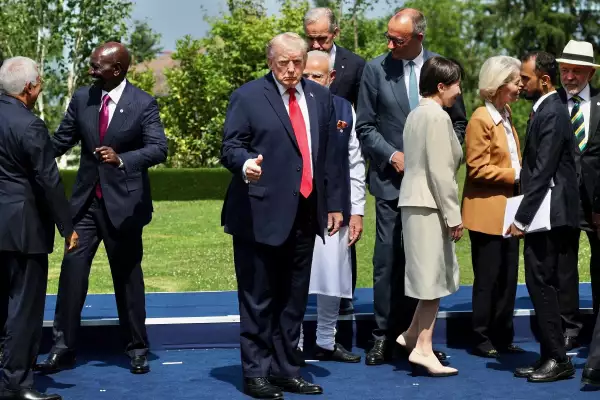 El presidente de los Estados Unidos, Donald Trump, hace un gesto junto a los líderes mundiales frente a una fotografía familiar durante la cumbre del G7, en Evian, al este de Francia, el 16 de junio de 2026.
