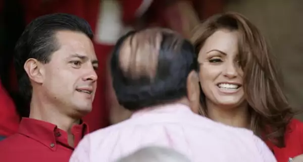 Los novios se pusieron de rojo para asistir a la gran final del futbol mexicano.
