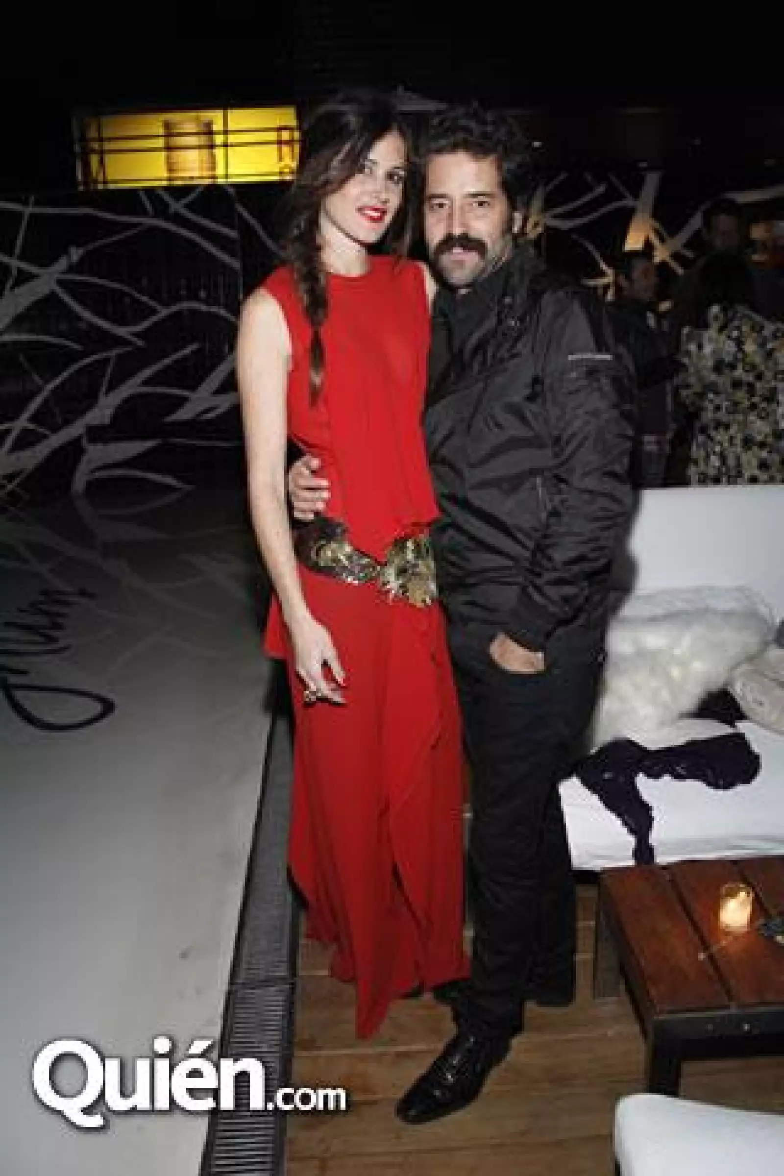 Para celebrar el décimo aniversario del hotel Habita en 2010 eligió un vestido rojo poniendo el toque fashionista en los accesorios y el peinado.