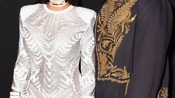 El mismo hombre Vitalii Sediuk, que atacó a Brad Pitt durante una red carpet, intentó derribar a la socialité entre el tumulto provocado por su llegada al show de Balmain en París, este jueves.