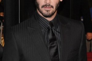 Un poco madurito pero no por eso menos guapo es Keanu Reeves, quien a sus 45 años será el presentador de una categoria en los premios de la Academia.