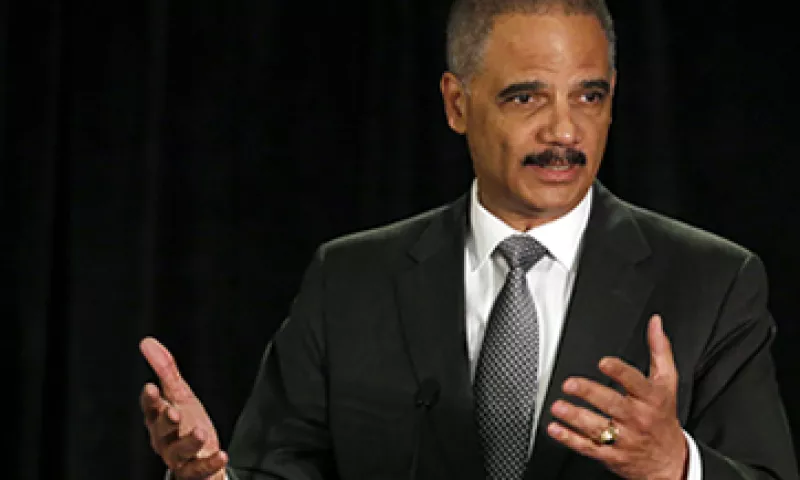 El fiscal general Eric Holder fue criticado por decir que las faltas de los bancos no precisamente deben llegar al encarcelamiento. (Foto: Reuters)