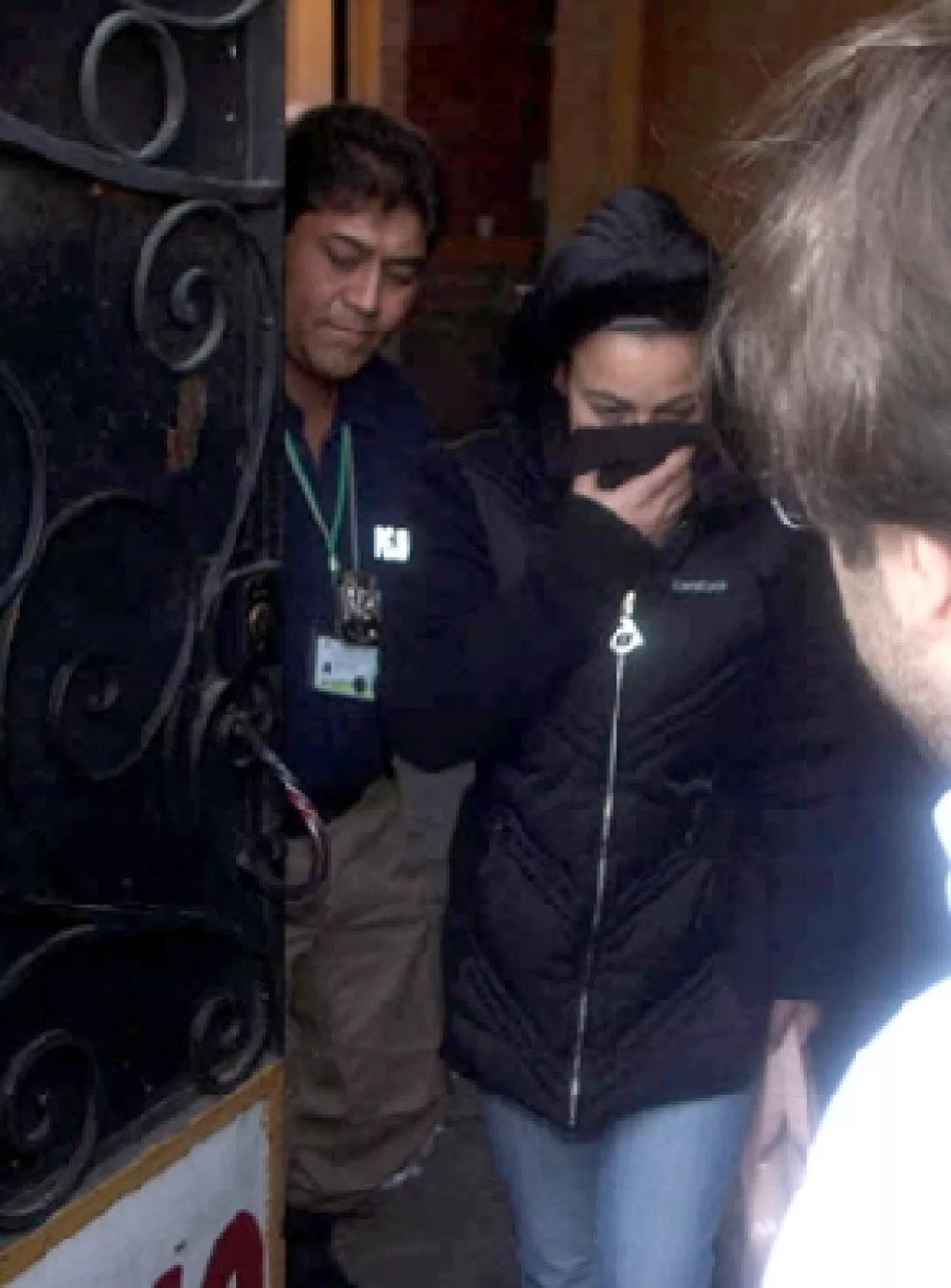 La mamá de Paulette, Lissette Farah, cuando salía de la casa de arraigo.