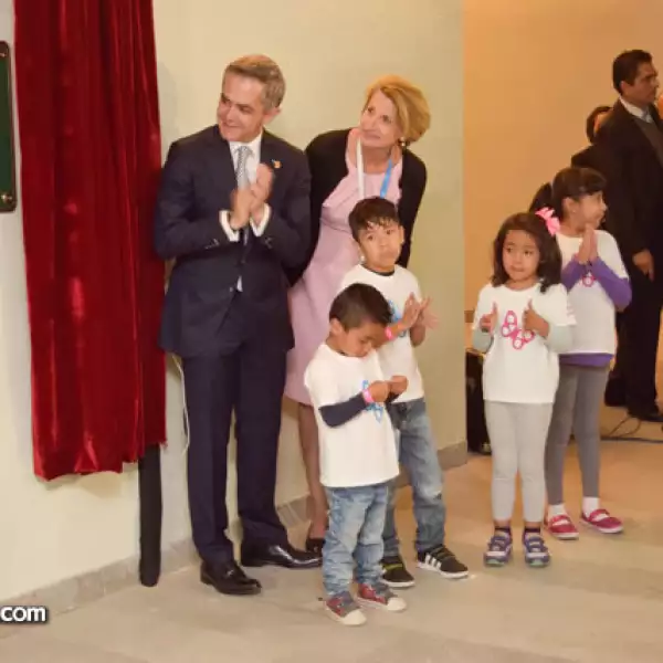 Miguel Ángel Mancera y Dolores Béistegui con niños