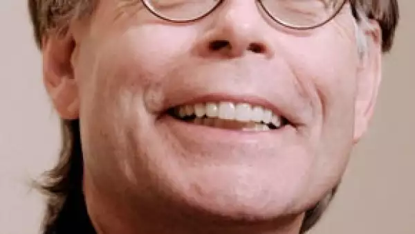 150 soldados de la Guardia Nacional del Ejército del estado de Maine podrán pasar la navidad con sus familias gracia al escritor y su esposa.