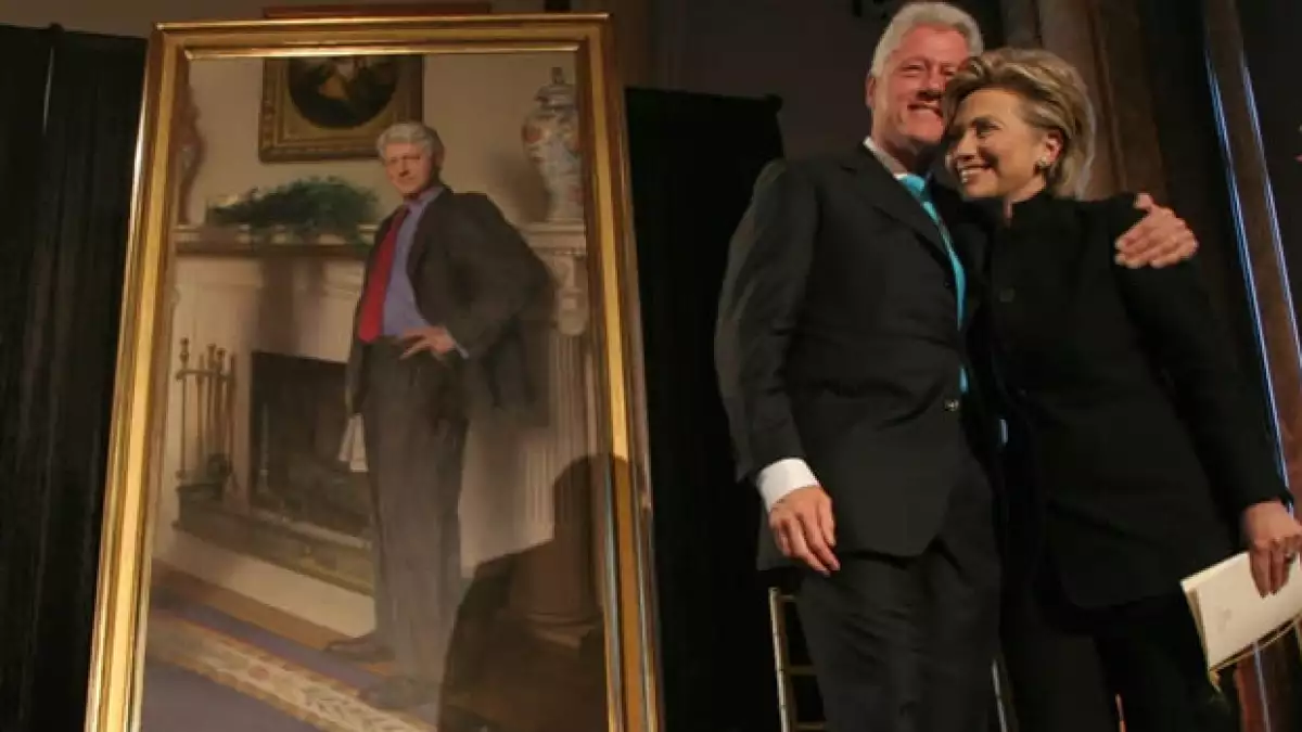 El pintor que hizo el retrato del expresidente de Estados Unidos Bill Clinton, que se encuentra en la Galería Nacional de Retratos, dio a conocer una referencia a Monica Lewinsky en su obra.