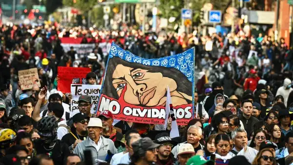 En la imagen se observa a varios contingentes avanzando hacia el Zócalo de CDMX durante la marcha del 2 de octubre. 