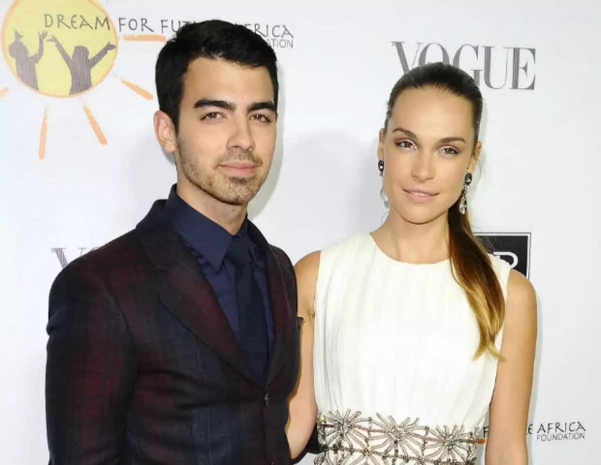 Aunque los Jonas Brothers se hayan separado, uno de los famosos hermanos continúa siendo el centro de atención en los eventos de mayor renombre.