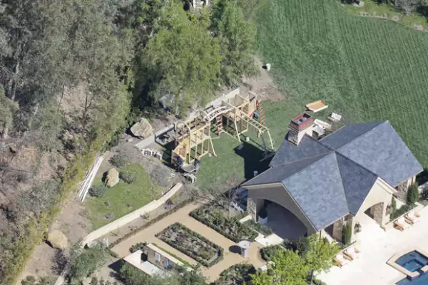 En esta nueva, la famosa pareja le mandó construir a North un gran playground.