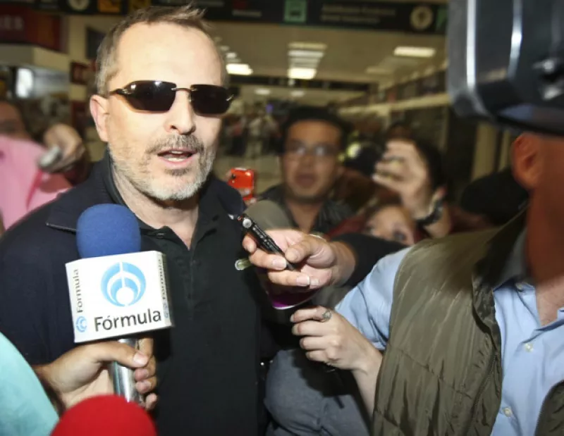 El cantante español llegó ayer por la tarde al país para arrancar la campaña de `La Voz… México 2´.