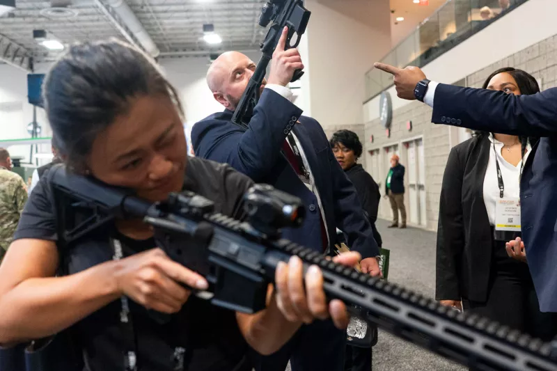 Los asistentes prueban la óptica de las armas en el stand de Armas Primarias durante la reunión anual y exposición de la Asociación del Ejército de los Estados Unidos en el Walter E. Centro de Convenciones de Washington en Washington, EE. UU., 14 de octubre de 2024.