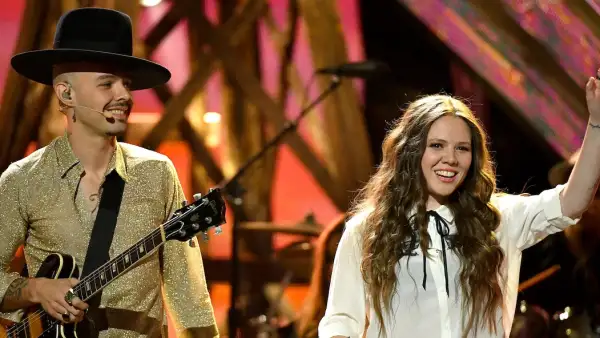 Jesse & Joy durante presentación en vivo.