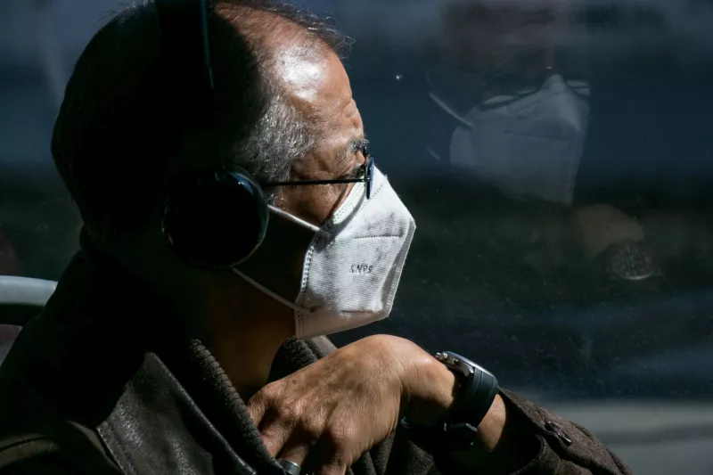 Un hombre viaja escuchando música en el metrobús de la Línea 3 con dirección a Etiopía.