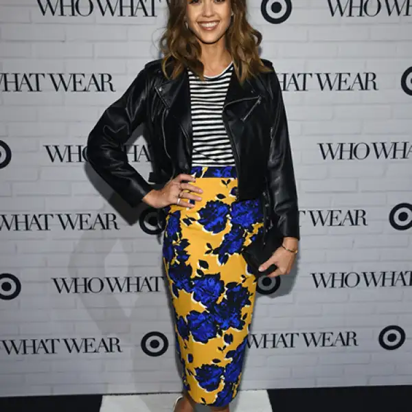 Print galore! La actriz asistió a un evento con Target y Who What Wear en un pencil skirt floral y un top a rayas. Balanceó el look con lo sólido de su chamarra de piel y sus pumps.