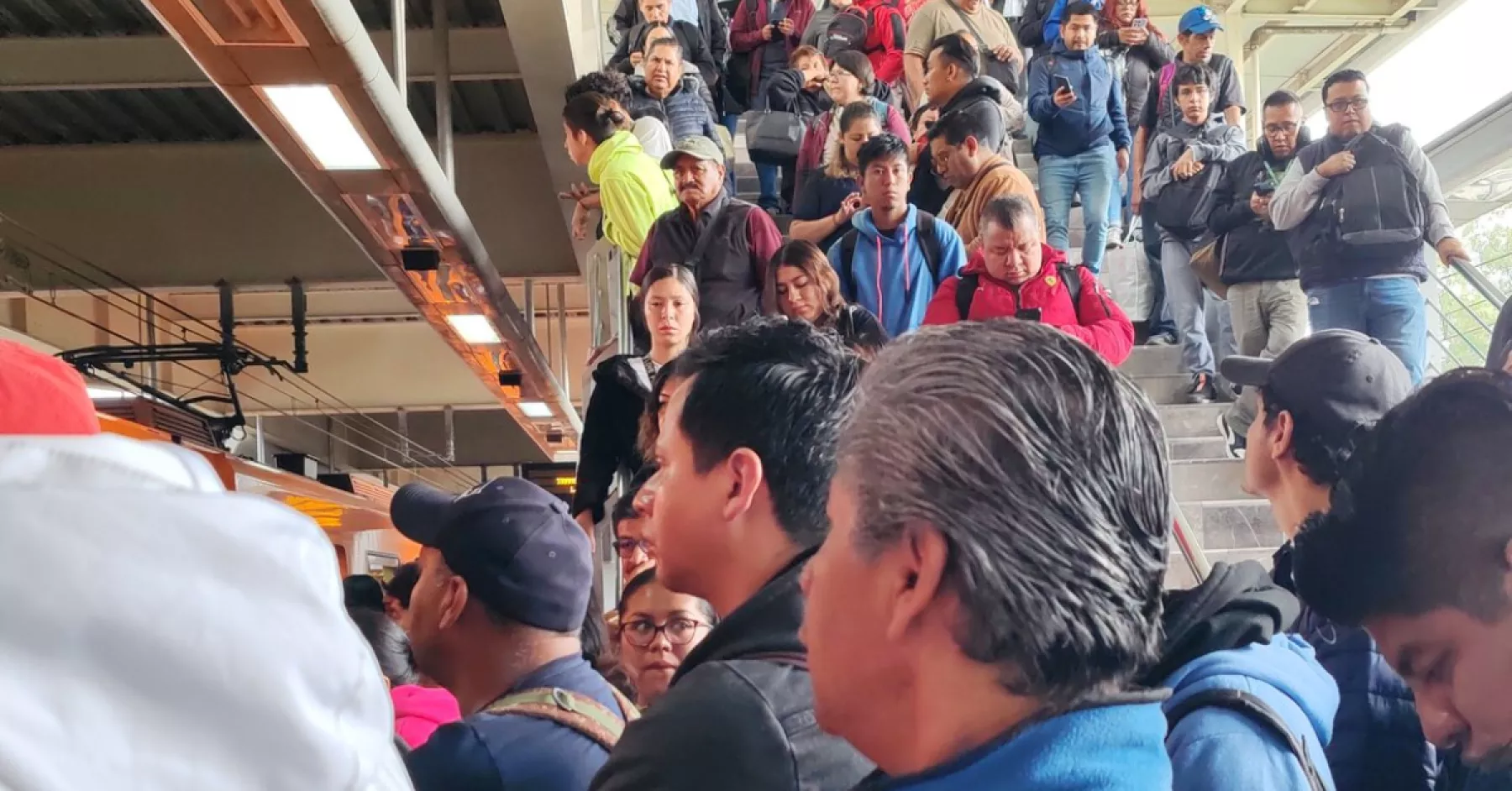 usuarios-reportan-caos-linea-12-metro.jpg