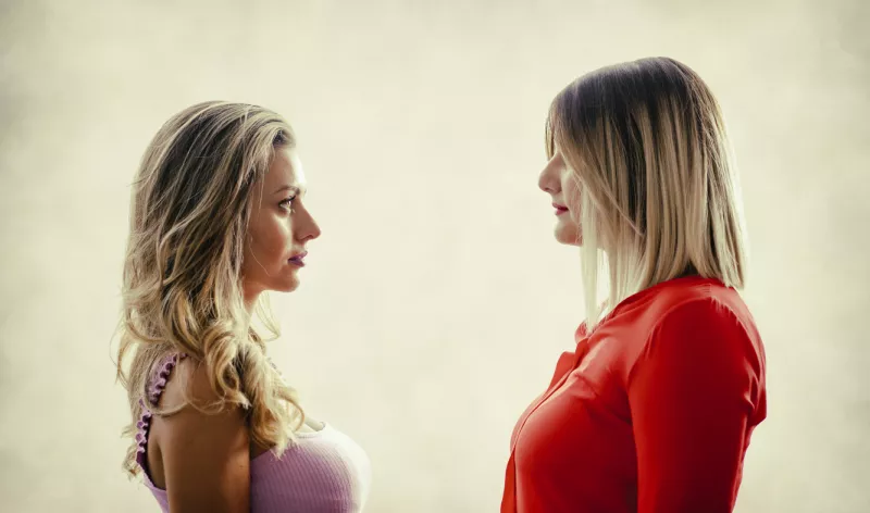 mujeres ellas confrontacion