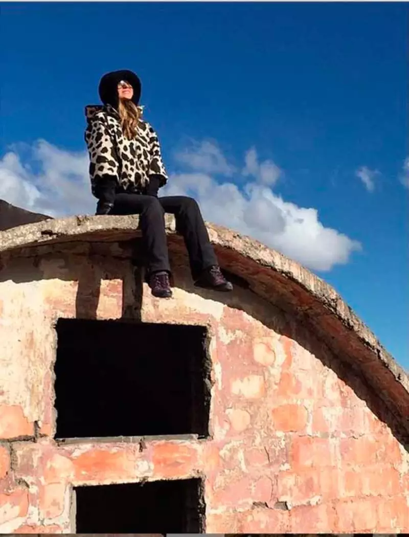 La conductora de deportes se encuentra en Chile, donde visitó el Centro de Montaña Uss y previamente estuvo en Machu Picchu, en Perú.