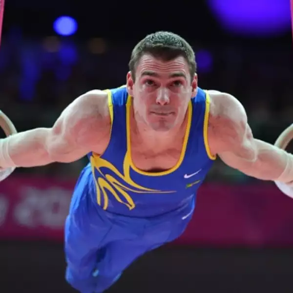 gimnasta brasileño en competencia en aros