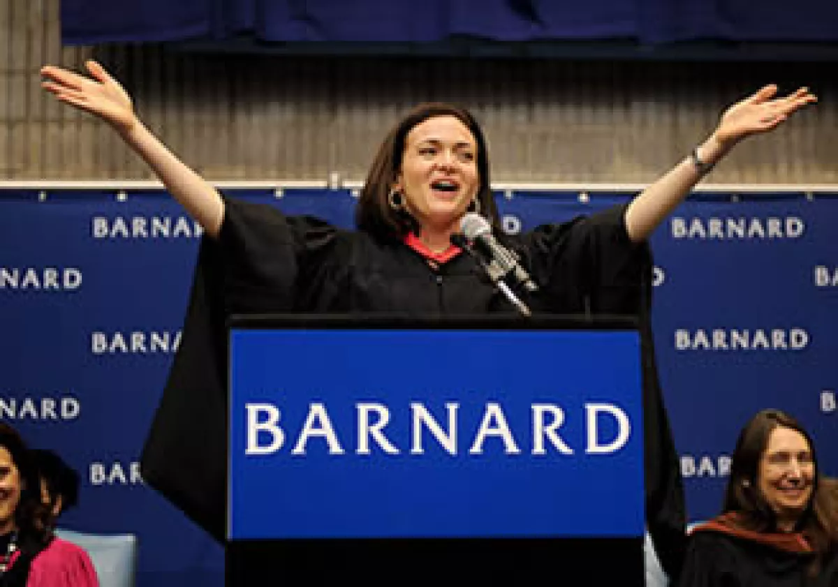 Sandberg se desempeñó como jefa de personal en el Tesoro de EU y como ejecutiva de Google antes de entrar a Facebook. (Foto: Cortesía CNNMoney)