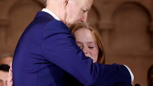 El presidente de los Estados Unidos, Joe Biden, abraza a Jackie Hegarty, sobreviviente del tiroteo en la escuela Sandy Hook, durante la Décima Vigilia Nacional Anual para todas las víctimas de la violencia armada en Washington, Estados Unidos, el 7 de diciembre de 2022.