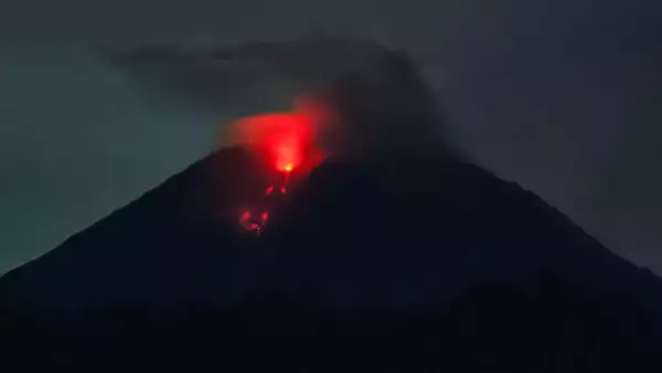 El volcán Semeru escupe lava, fotografiado desde el pueblo Sumber Wuluh en Lumajang, Indonesia. 
