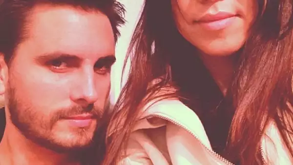 La madre de dos pequeños compartió en Instagram una foto donde aparece con su pareja, quien aparece en tranquilidad tras darse a conocer la noticia de la muerte de su padre.