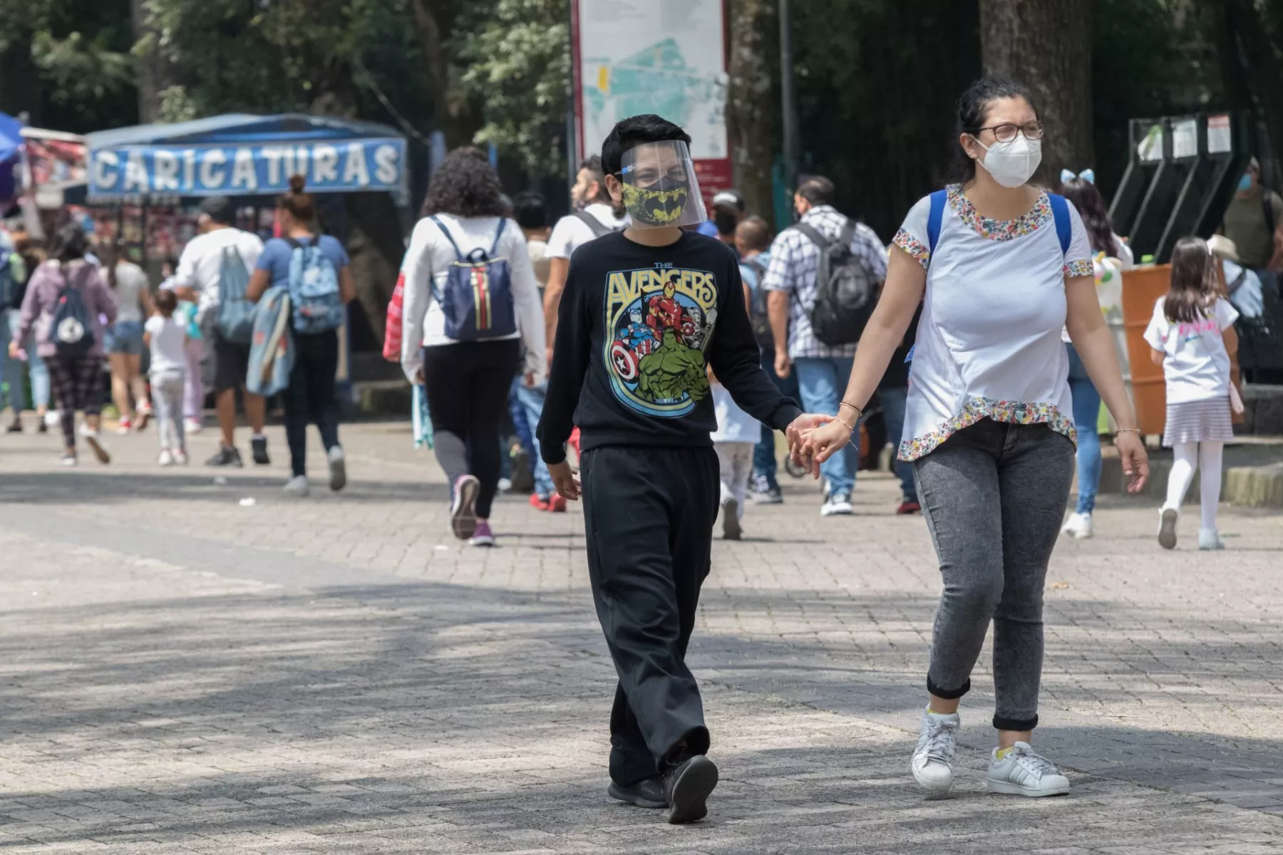 Madre e hijo con cubrebocas caminan el Bosque de Chapultepec. Autoridades capitalinas anunciaron que la capital esta unos cuantos puntos de regresar al semáforo verde de la alerta epidemiológica por el Covid-19.