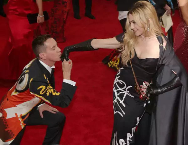 Jeremy Scott vistió de Moschino a Madonna en la gala del MET.