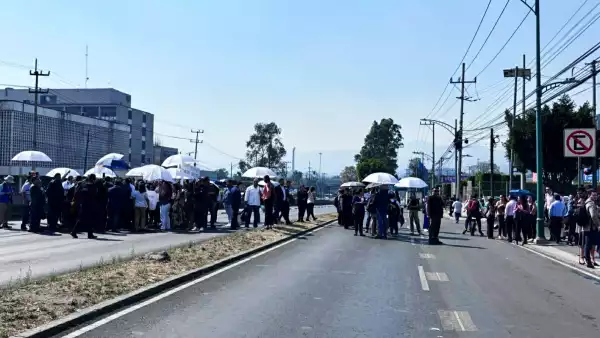 Trabajadores del INAI bloquean Avenida Insurgentes