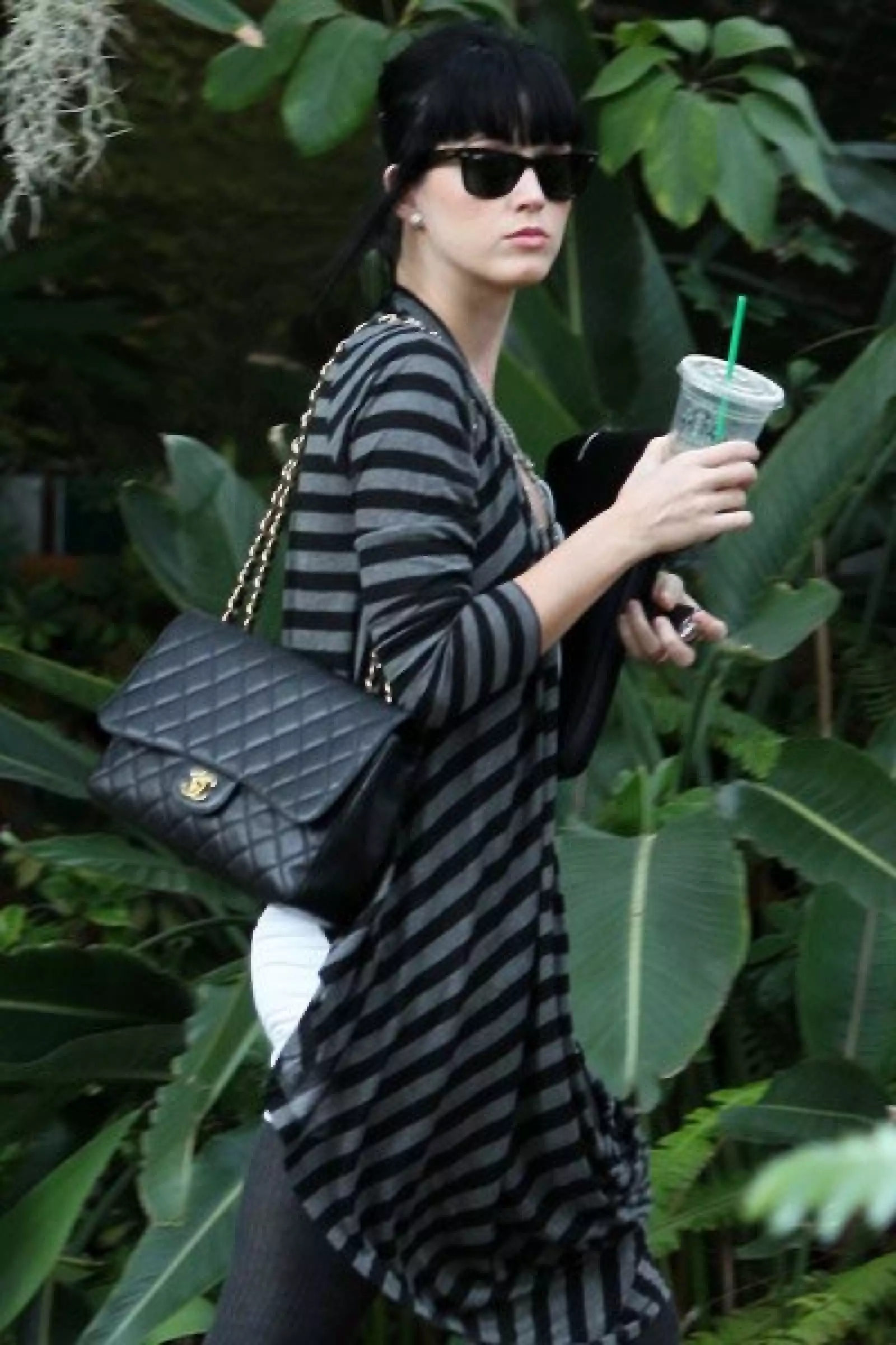 Katy Perry camina tanquilamente con su café hacia un estudio en Hollywood, California.