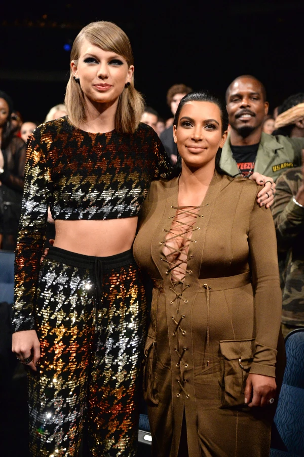 2015 MTV Video Music Awards - Backstage