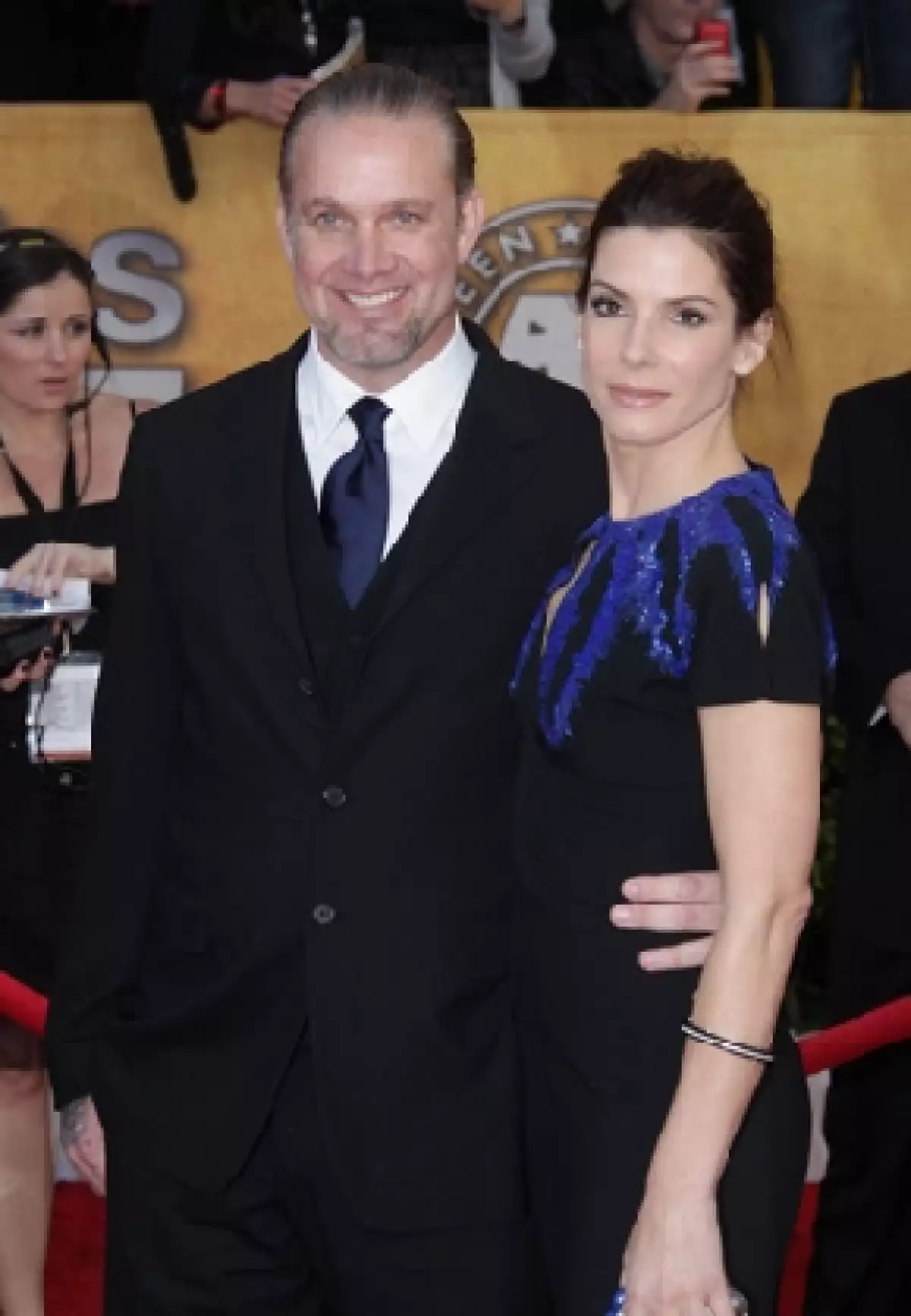 Según algunas fuentes, el esposo de Sandra Bullock le ha sido infiel en más de una ocasión y busca chicas tatuadas y de grandes pechos vía internet.