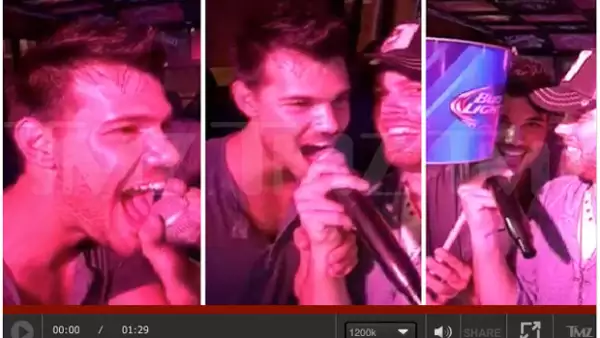 Entre risas y bebidas, el actor tomó el valor de subirse totalmente ebrio a un escenario y apoderarse del micrófono para cantar.