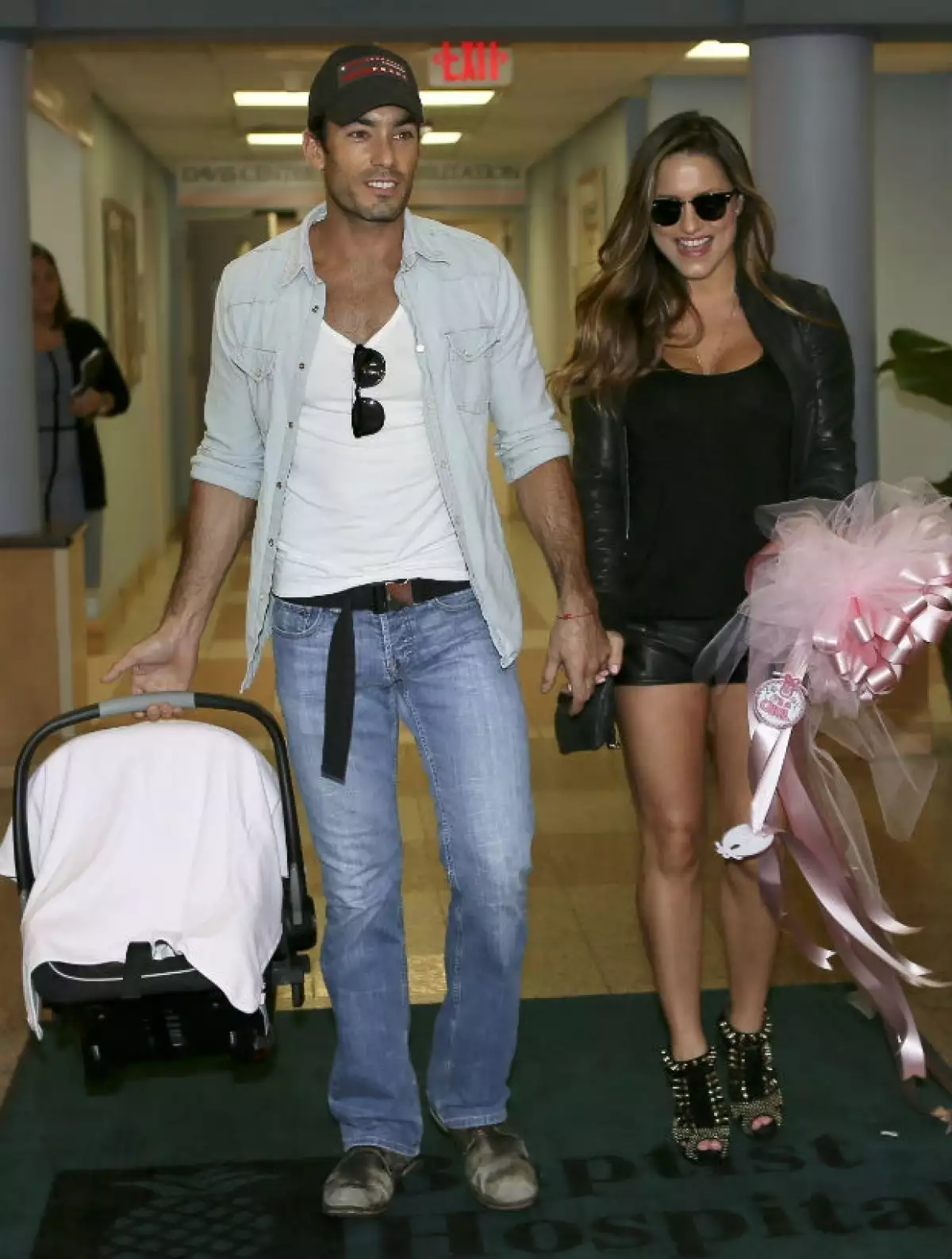 Aarón Díaz y su novia dejaron el hospital junto a Regina y tal como lo hizo después de tener a Erin, la escultural figura de la cantante después del parto dejó a todos con la boca abierta