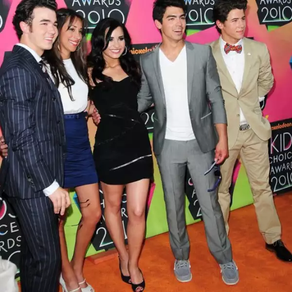 Kevin Jonas acudió junto a su esposa Danielle Deleasa y Joe Jonas lo hizo muy bien acompañado por su actual pareja, la cantante y actriz Demi Lovato. Mientras que Nick Jonas llegó solo.