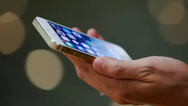 La ley canadiense autoriza examinar bienes como celulares en terminales aéreas. (Foto: Getty Images )