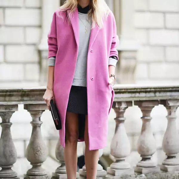 Olvídate del saco negro y café, busca un abrigo llamativo.