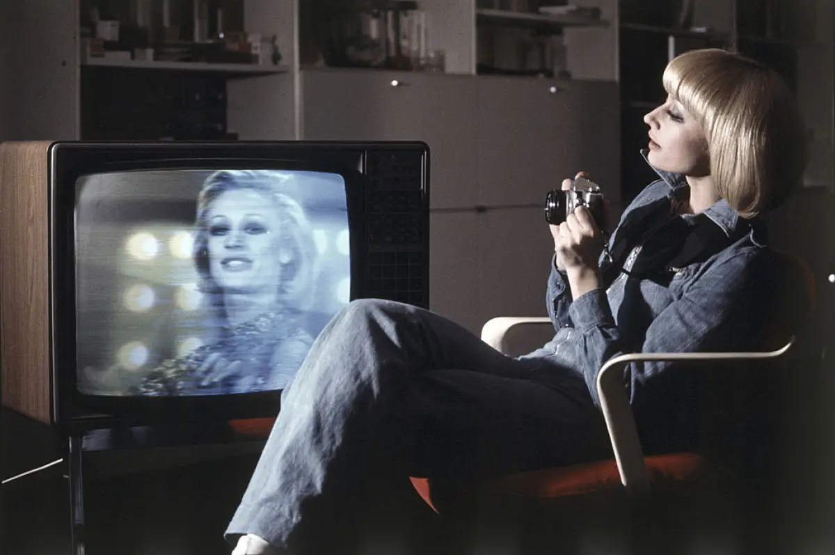Raffaella Carrà watching herself on the TV