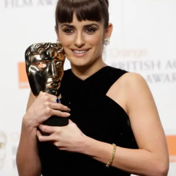 Penélope Cruz logró en Londres un nuevo reconocimiento por su interpretación en Vicky Cristina Barcelona tras llevarse el premio a la mejor actriz de reparto en los Premios Bafta.