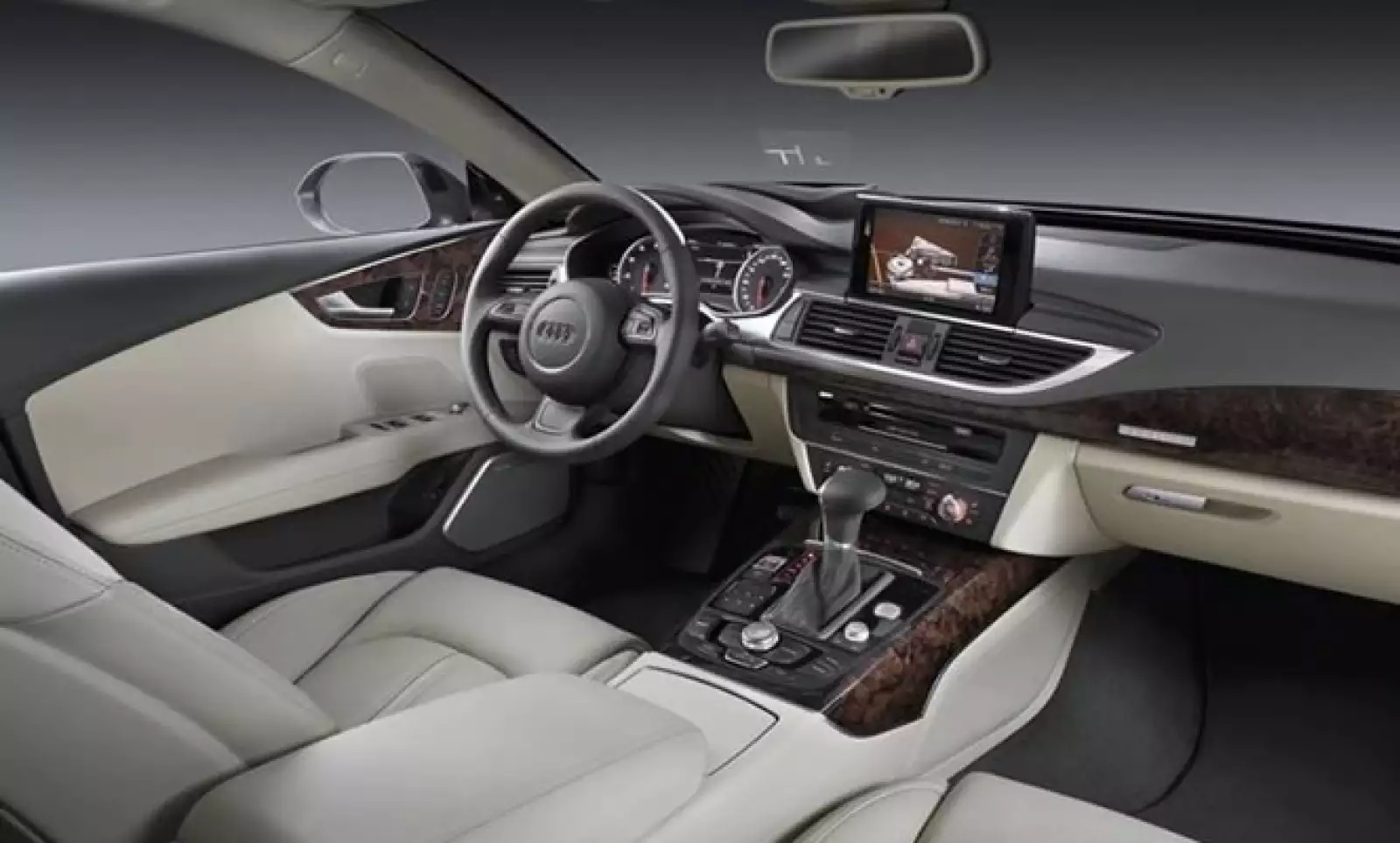 En el interior, destaca el sistema de audio opcional Bang & Olufsen con 15 bocinas, touchpad que reconoce si escribimos los caracteres con el dedo, acceso a internet y conectividad con Google.