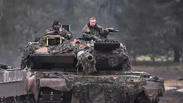 El ministro de Defensa, Boris Pistorius, maneja un tanque en su visita para ver los tanques Leopard 2 que entregará a Ucrania.  