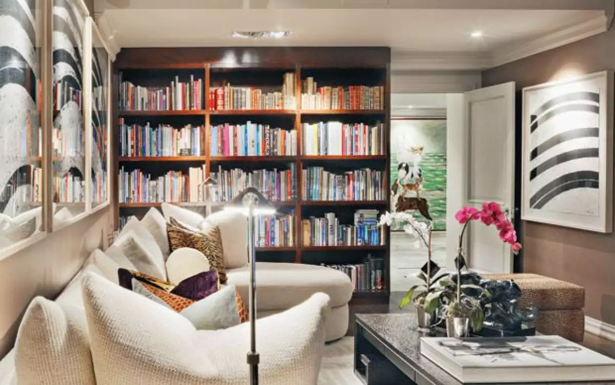 PLACE TO BE. El cuarto de tele es uno de los espacios en la casa que más disfruta. El modular es de Kreiss, la mesa de Baker y el escritorio de Ralph Lauren.