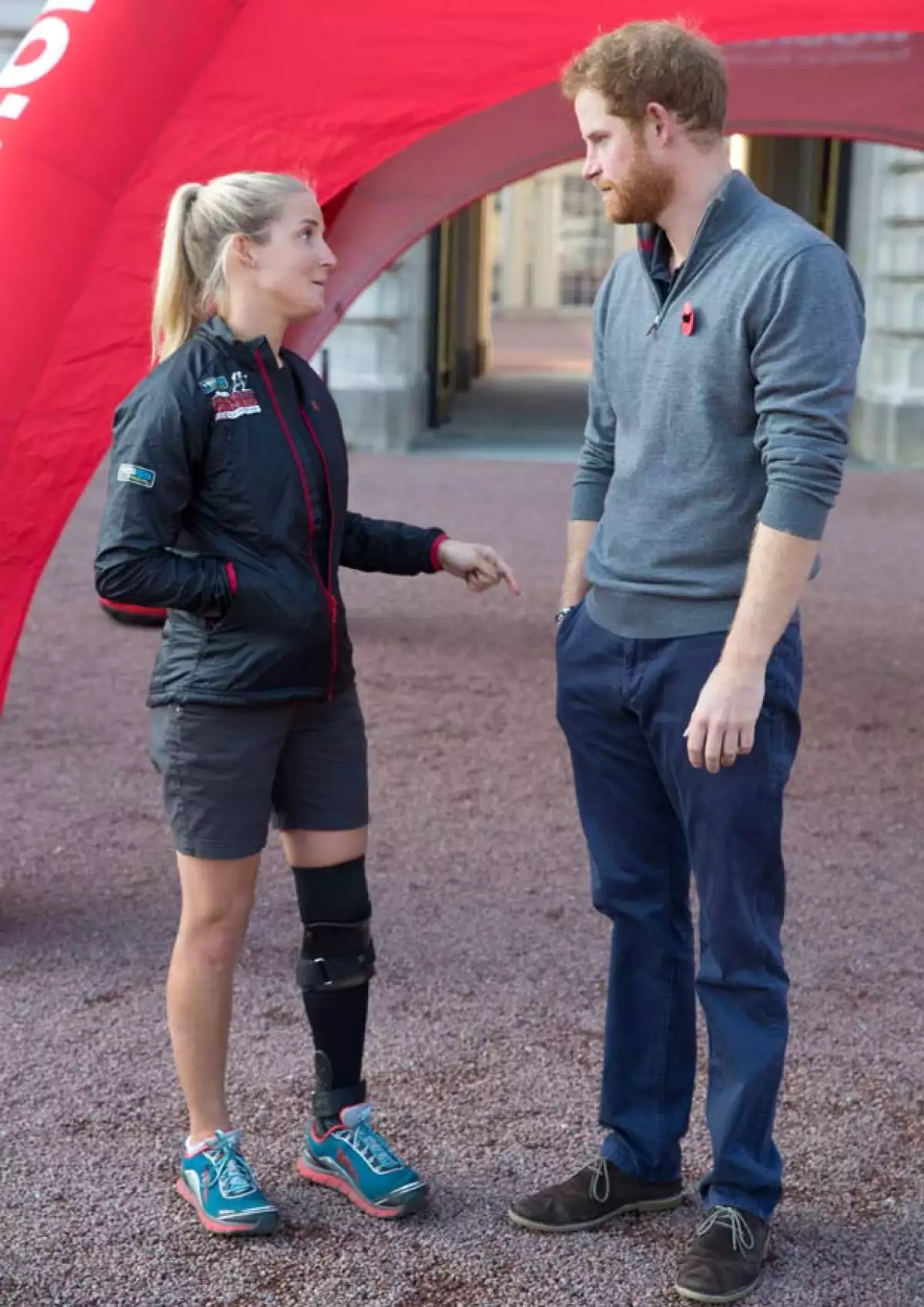 A pesar de estar lastimada de su pierna, Kirstie realizó el maratón con la finalidad de honrar la memoria de su compañero de batalla.