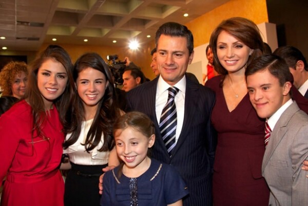 Paulina Peña, Nicole Peña, Regina Castro y Enrique Peña Nieto.