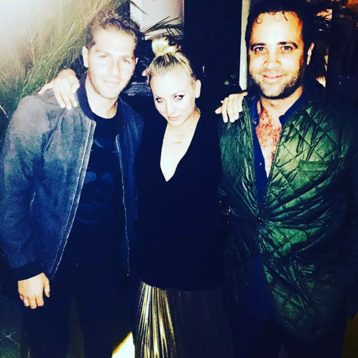 Kaley vista en un restaurante en Polanco con Roberto Slim y