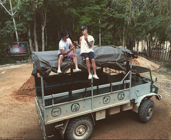 Justin Bieber compartió esta imagen a bordo de un Unimog en la Riviera Maya.