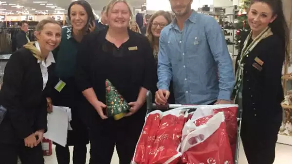 El guapo futbolista sorprendiÃ³ a clientes y trabajadores de una tienda londinense al hacer una genuina parada para abastecerse de lo necesario para Navidad, durante el fin de semana.